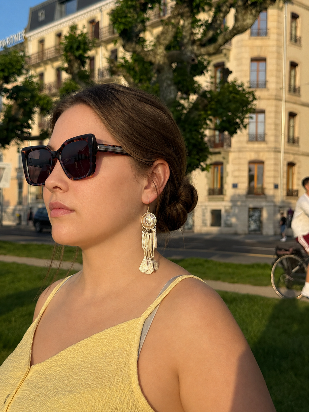 Yi-inspired silver tassel earring with engraved handmade details