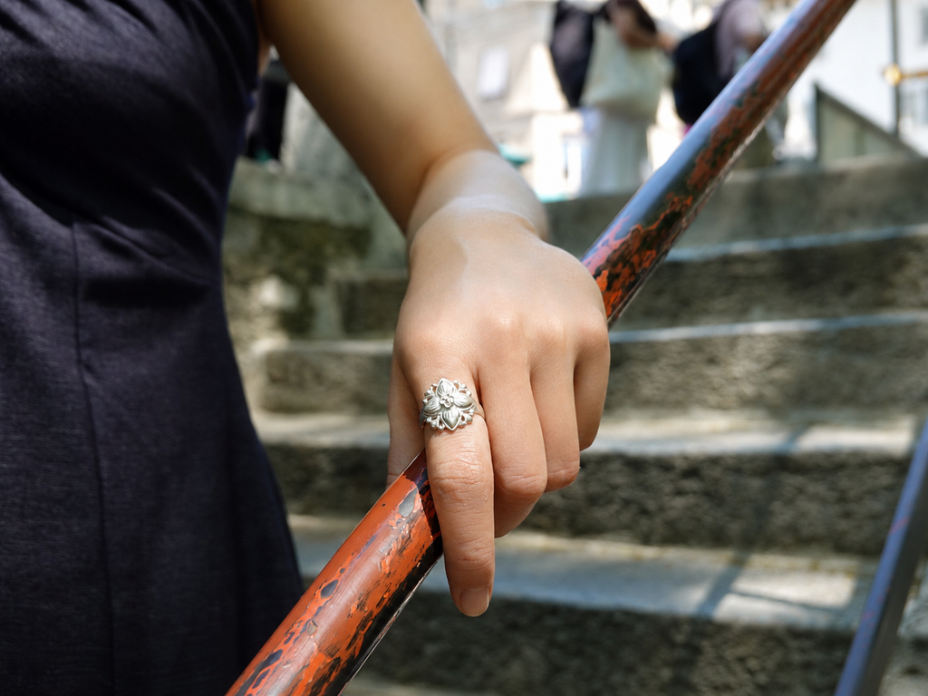 LIOMON Leaf in Bloom silver ring worn in natural everyday styling