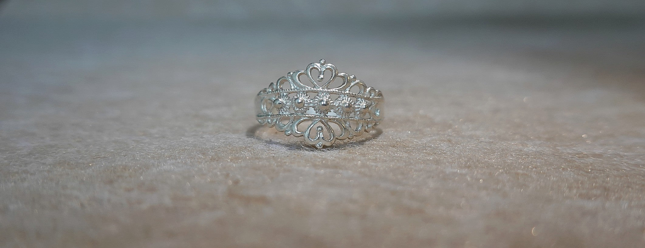 Handmade S999 silver Queen’s Crown ring showing sculptural silver details