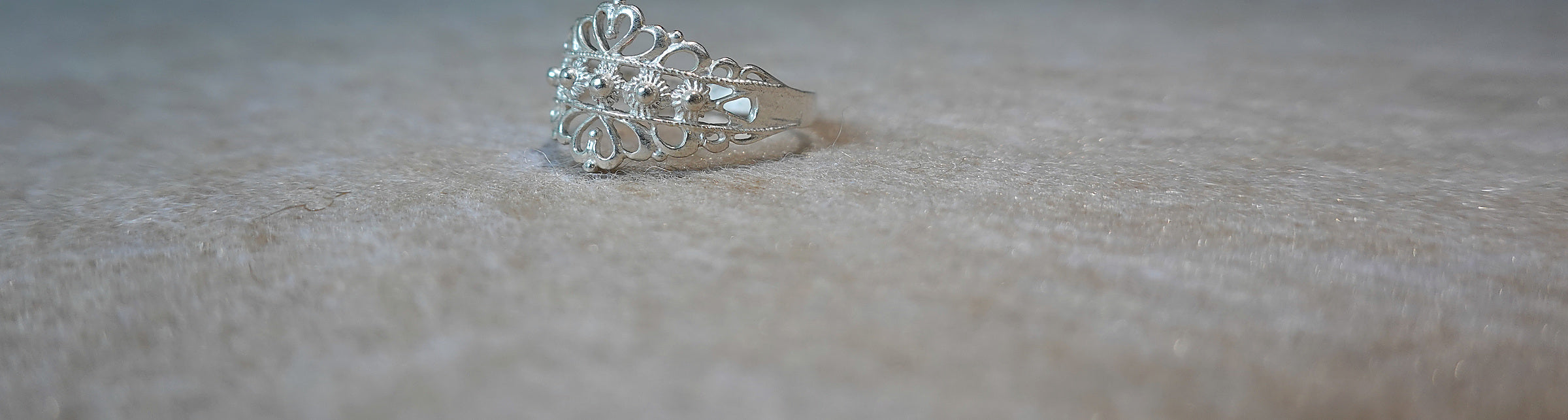 Handmade S999 silver Queen’s Crown ring showing sculptural silver details